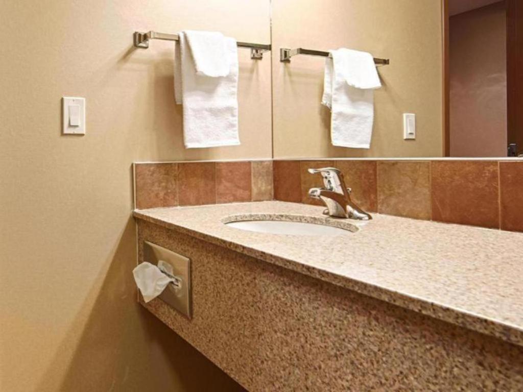 Best Western Diamond Inn Three Hills Exterior photo